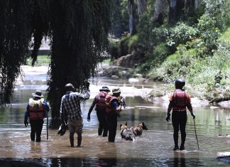 Tempestade faz rio transbordar e deixa mortos em Joanesburgo, na África do Sul