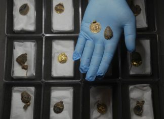 Arqueólogos encontram raro tesouro medieval de 1300 anos na Inglaterra