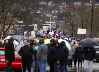 Aumento de tensões e conflito étnico no norte do Kosovo deixam Europa em alerta
