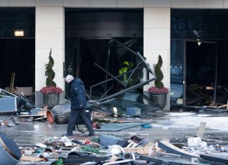 Vidro de aquário gigante estoura em Berlim, e 1.500 peixes exóticos caem em avenida da cidade