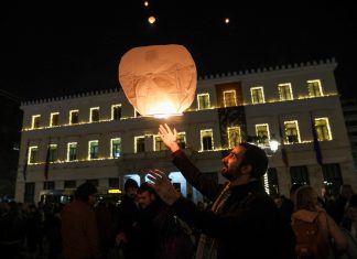 Lanternas iluminam céu na Grécia, durante festividades de Natal
