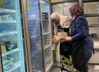 ‘Tem gente comendo ração e esquentando comida com velas’: como é a pobreza no Reino Unido