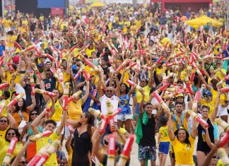 Torcedores se reúnem na Fifa Fan Fest de Copacabana para ver Brasil e Coreia do Sul e mandam força para Pelé