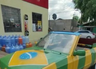 Amigos de MT pintam carro antigo com as cores do Brasil em homanagem à Copa do Catar