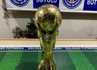 Fanáticos por futebol de botão usam a Copa como motivo para manter viva a paixão por esporte centenário