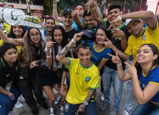 No Anhangabaú, torcedores prometem raspar cabelo, pedir ficante em namoro e parar de fumar se o Brasil trouxer o hexa