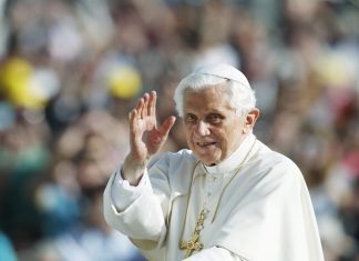 Ex-papa Bento XVI está em condição estável de saúde, diz Vaticano
