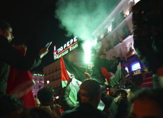 Marroquinos tomam ruas de Madri e Barcelona para celebrar vitória sobre Espanha; veja imagens