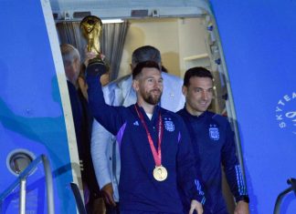 Seleção da Argentina está em casa, e Messi puxa a festa com a Copa nas mãos