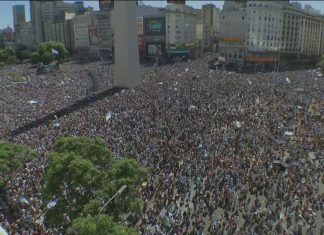 Seleção argentina desfila em Buenos Aires; veja imagens