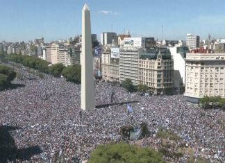 Vídeo: torcedores da Argentina sobem (e caem) de postes, pontes, árvores e outros pontos altos durante comemoração da Copa