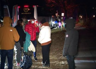 Ônibus com migrantes estacionam perto da casa da vice-presidente dos EUA, Kamala Harris; VÍDEO