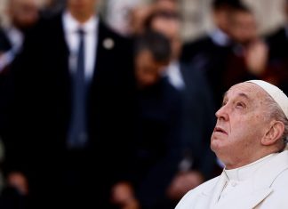 Papa revela que assinou carta de renúncia para o caso de problemas de saúde