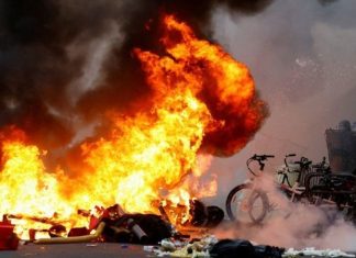 As chocantes imagens da violência em Paris após um protesto contra um ataque que deixou 3 mortos