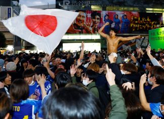 Japoneses lotam ruas de Tóquio após classificação na 2ª fase da Copa; veja celebração