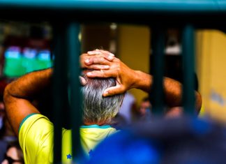 Com Brasil fora da Copa, movimento em bares deve cair à metade do esperado, diz associação