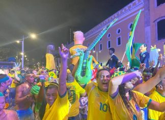 Torcedores no Recife comemoram classificação do Brasil para quartas de final da Copa do Mundo; FOTOS