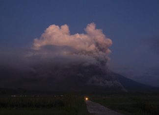 Vulcão na ilha de Java entra em erupção na Indonésia