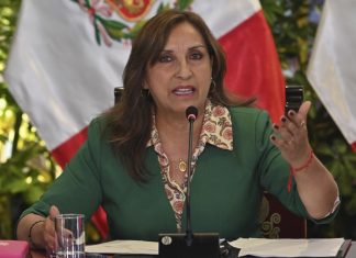 Após mortes em protestos, presidente do Peru será investigada por genocídio