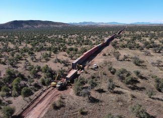 Arizona desfaz muro de contêineres improvisado na fronteira com o México