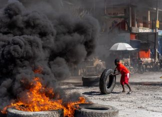 Polícia do Haiti bloqueia ruas e invade aeroporto para protestar contra mortes de policiais