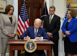 Luta pelo direito ao aborto nos EUA não terminou, afirma Biden