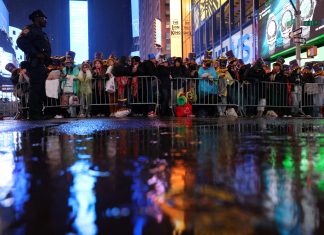 3 policiais são atacados por homem com facão durante a virada de ano na Times Square, em Nova York