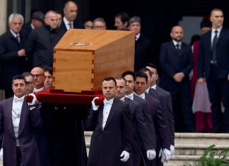 Bento XVI é enterrado no Vaticano