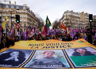 Milhares de pessoas se manifestam em Paris em homenagem a militantes curdas assassinadas em 2013