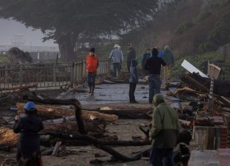 Tempestade na Califórnia deixa mais de 330 mil pessoas sem energia