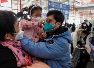 China reabre fronteiras em despedida à política de Covid-zero