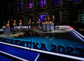 Tchecos elegem presidente em disputa acirrada