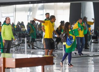 Parlamentares dos EUA e do Brasil buscam cooperar em investigação de ataques em Brasília, diz agência