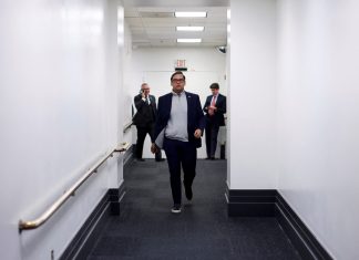 Apesar do histórico de mentiras, deputado George Santos resiste na Câmara dos EUA e descarta a renúncia