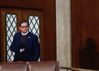 George Santos, o filho de brasileiros que mentiu para ser eleito ao Congresso dos EUA, afirma que não vai renunciar