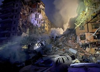 Bombardeio russo em Dnipro, leste da Ucrânia, deixa mais de 20 mortos
