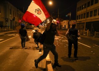 Manifestações em Lima pela renúncia da presidente do Peru têm confrontos