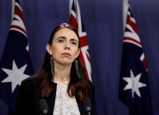 Ardern se despede emocionada no último dia como premiê da Nova Zelândia; Chris Hipkins assume nesta quarta-feira