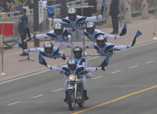 Soldados indianos mostram destreza e equilíbrio em desfile colorido; veja FOTOS