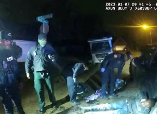 Policiais dos EUA espancam homem negro; cidade americana se prepara para protestos