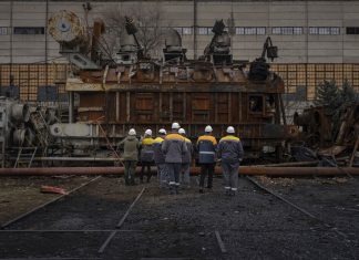 Na Ucrânia, onde mísseis russos miram usinas elétricas, eletricistas também são heróis