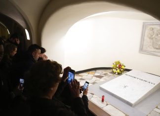 Túmulo de Bento XVI já pode ser visitado pelo público na Basílica de São Pedro, no Vaticano