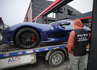 Andrew Tate, lutador e influencer ironizado por Greta Thunberg, é alvo de operação que apreende 15 carros de luxo; veja fotos