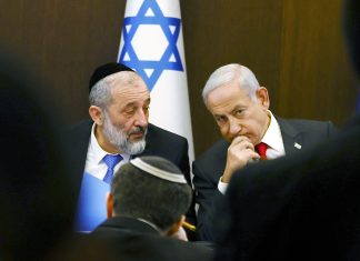 Netanyahu é pressionado por aliados extremistas a desafiar a Suprema Corte e manter ministro condenado por fraude em duas pastas