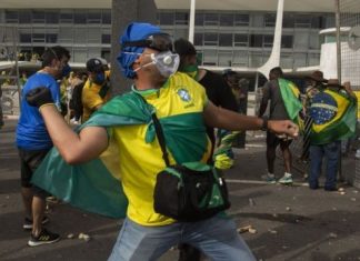 Como Steve Bannon e outros aliados de Trump estimularam invasões de bolsonaristas em Brasília