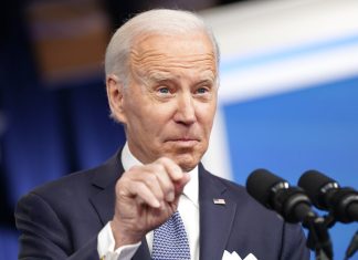 Posse de documentos confidenciais põe um telhado de vidro sobre Biden, embora mais resistente do que o de Trump