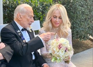 Buzz Aldrin, segunda pessoa a pisar na Lua, casa aos 93 anos