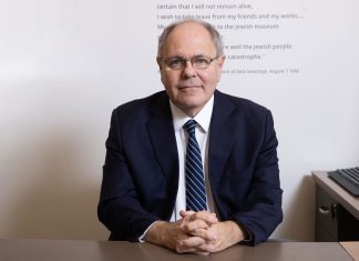 ‘Negacionistas vão prosperar quando não houver mais testemunhas’, alerta diretor do Memorial do Holocausto