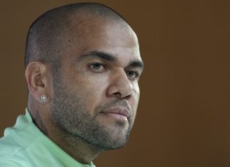 Daniel Alves muda versão e diz que fez sexo consensual com mulher que o acusa de estupro