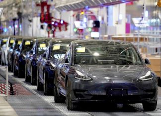 Proprietários de veículos Tesla chineses protestam contra corte surpresa nos preços dos carros